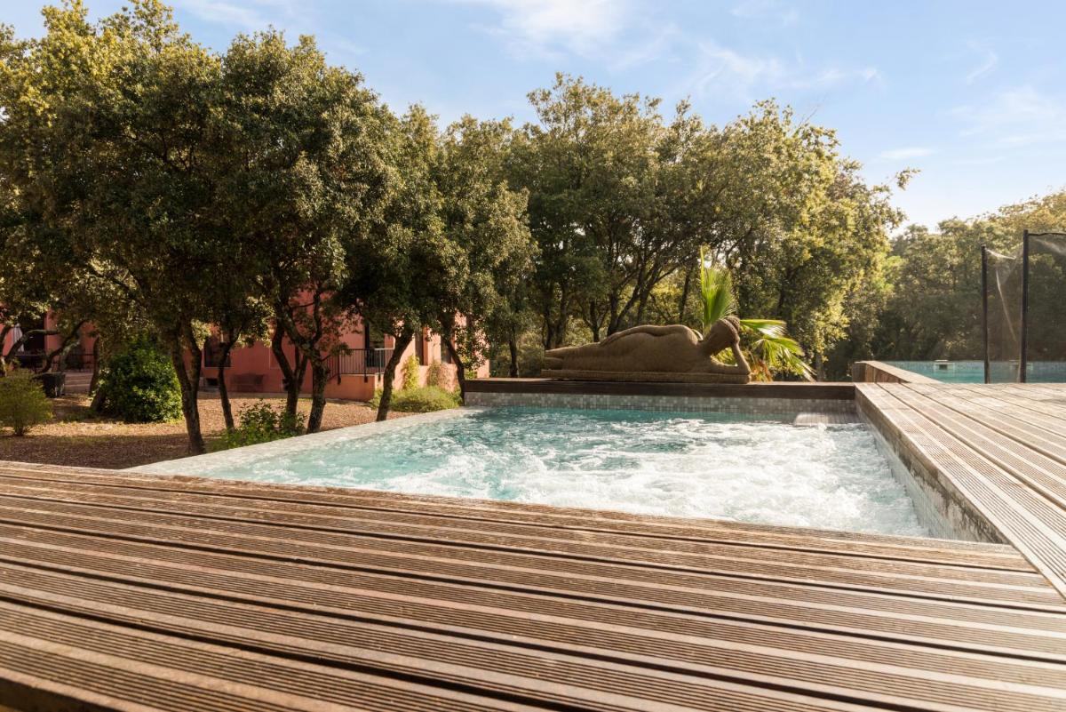 Piscine de l'établissement Hotel restaurant Spa Disini Montpellier Est, The Originals Relais ou située à proximité