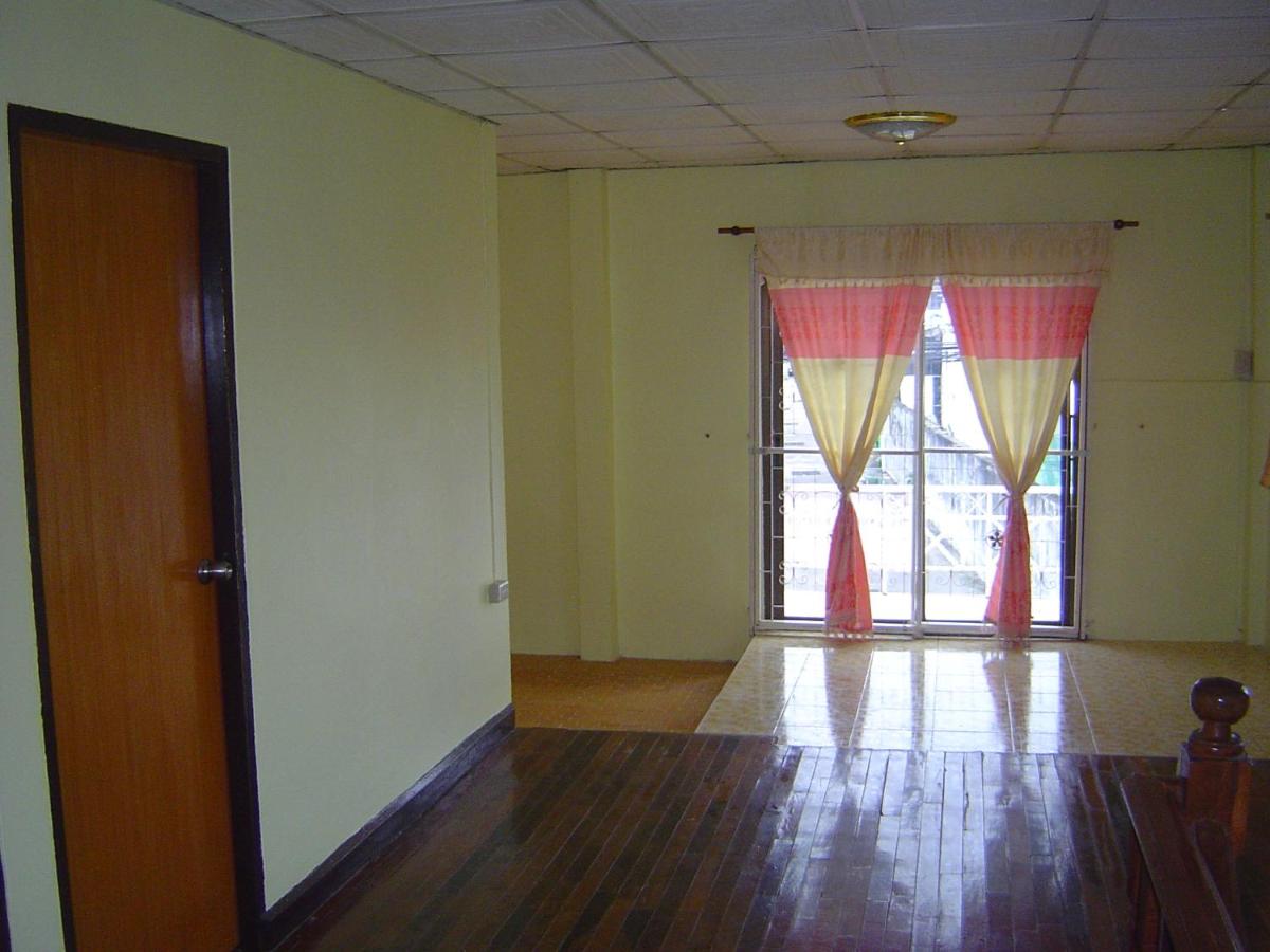 Near Bus Guesthouse Center Ubon - Housity
