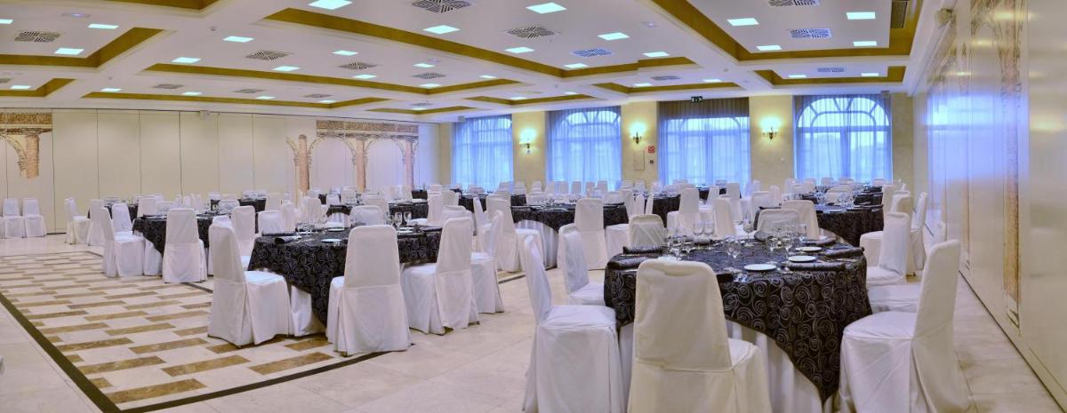 Un restaurante o sitio para comer en Beatriz Toledo Auditorium & Spa