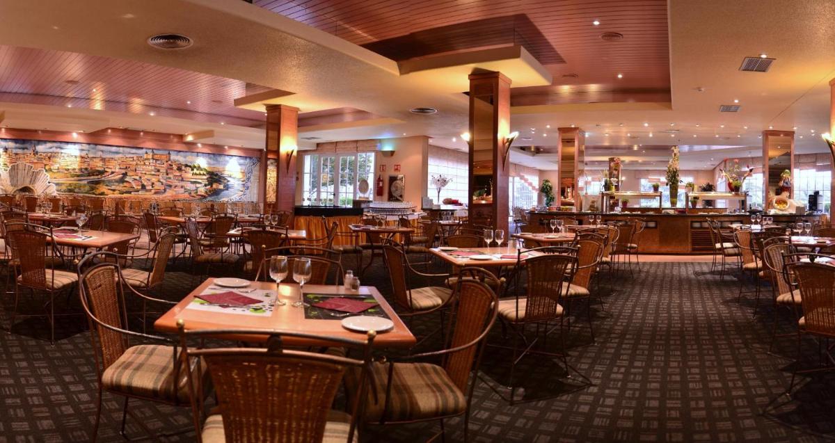 Un restaurante o sitio para comer en Beatriz Toledo Auditorium & Spa