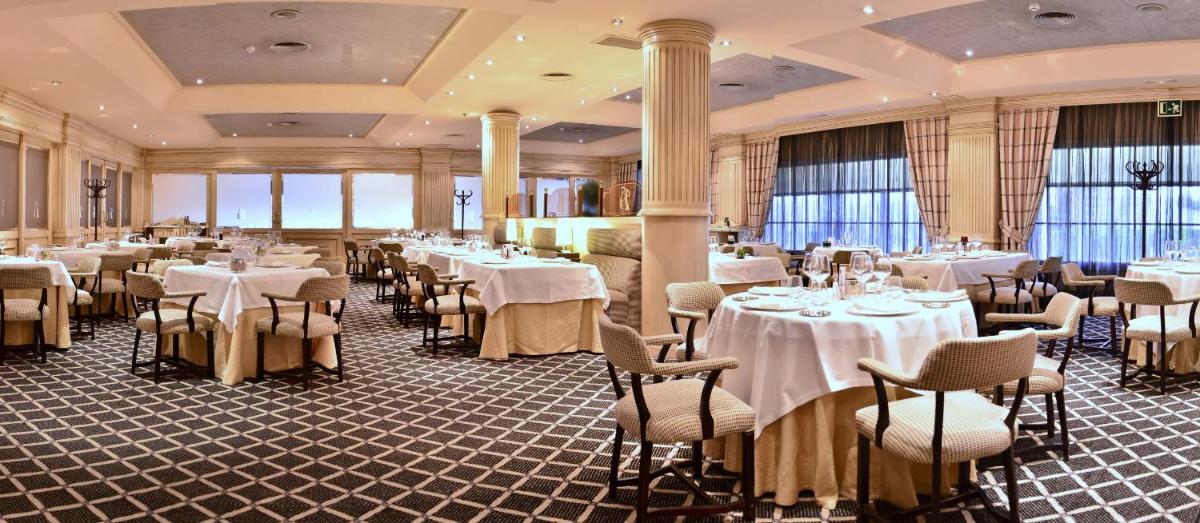 Un restaurante o sitio para comer en Beatriz Toledo Auditorium & Spa