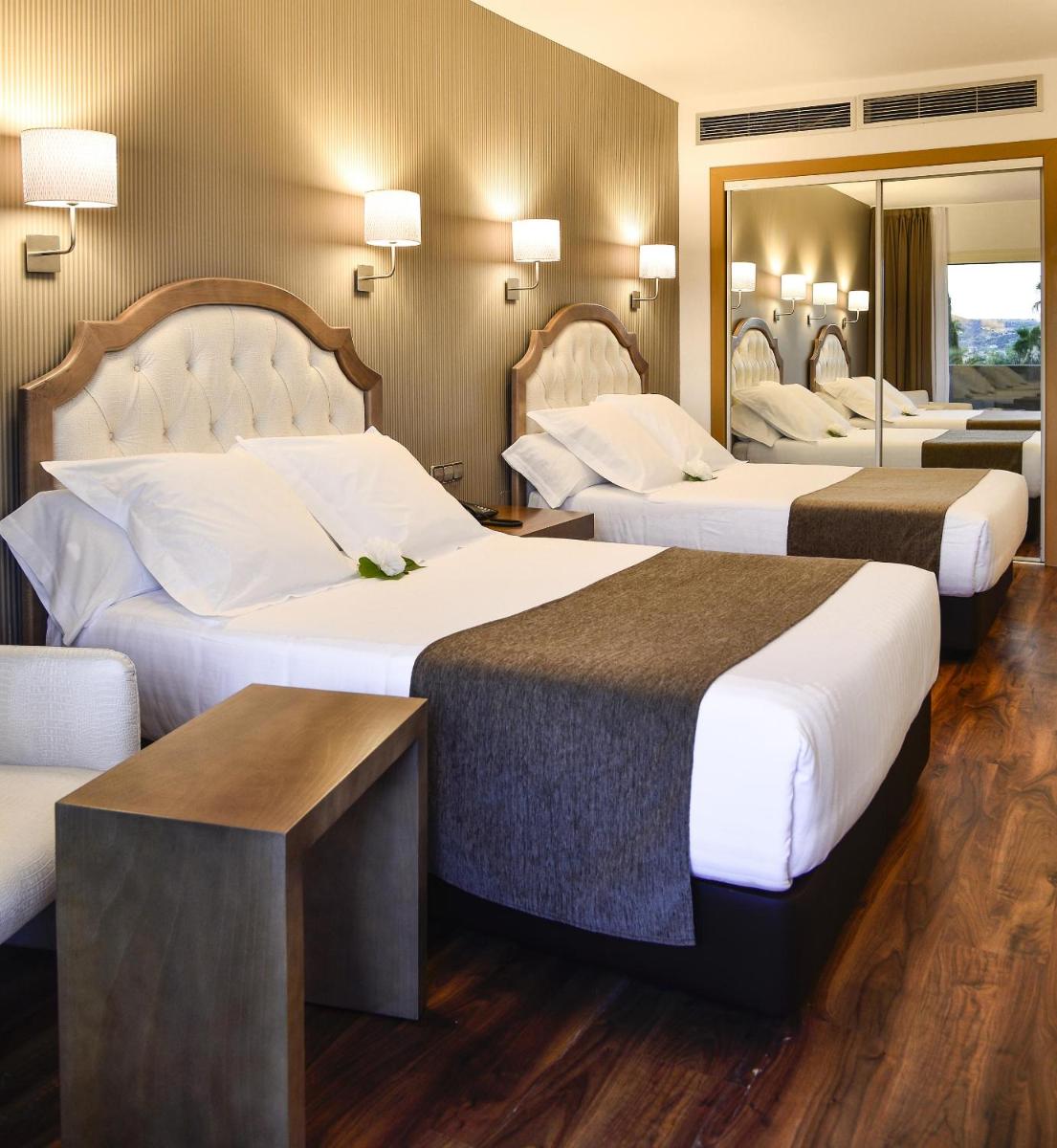 Cama o camas de una habitación en Beatriz Toledo Auditorium & Spa
