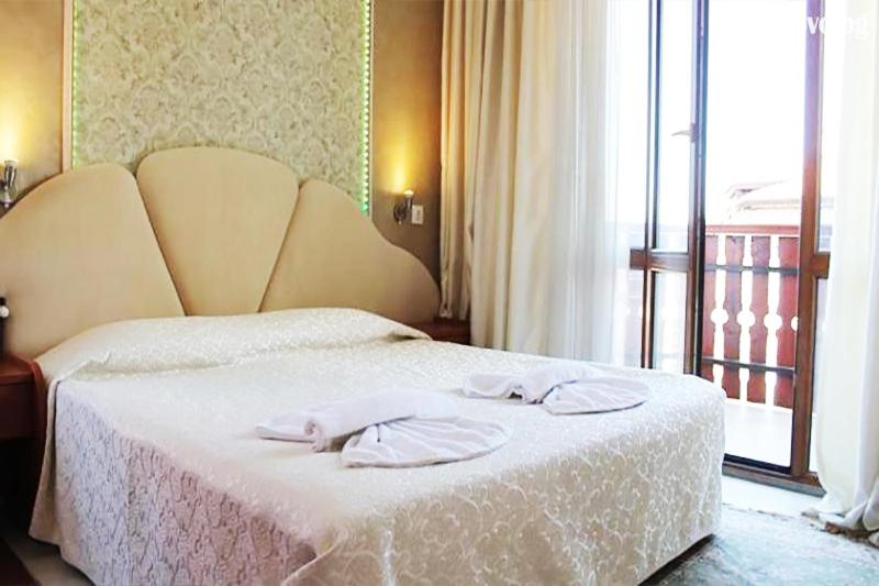 Elegant Hotel - Housity