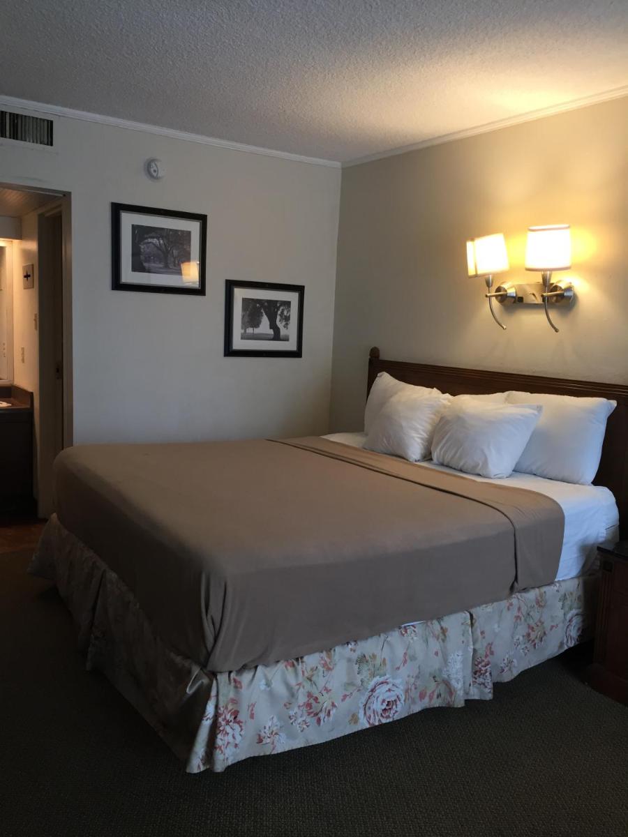 Cheshire Motor Inn - Housity