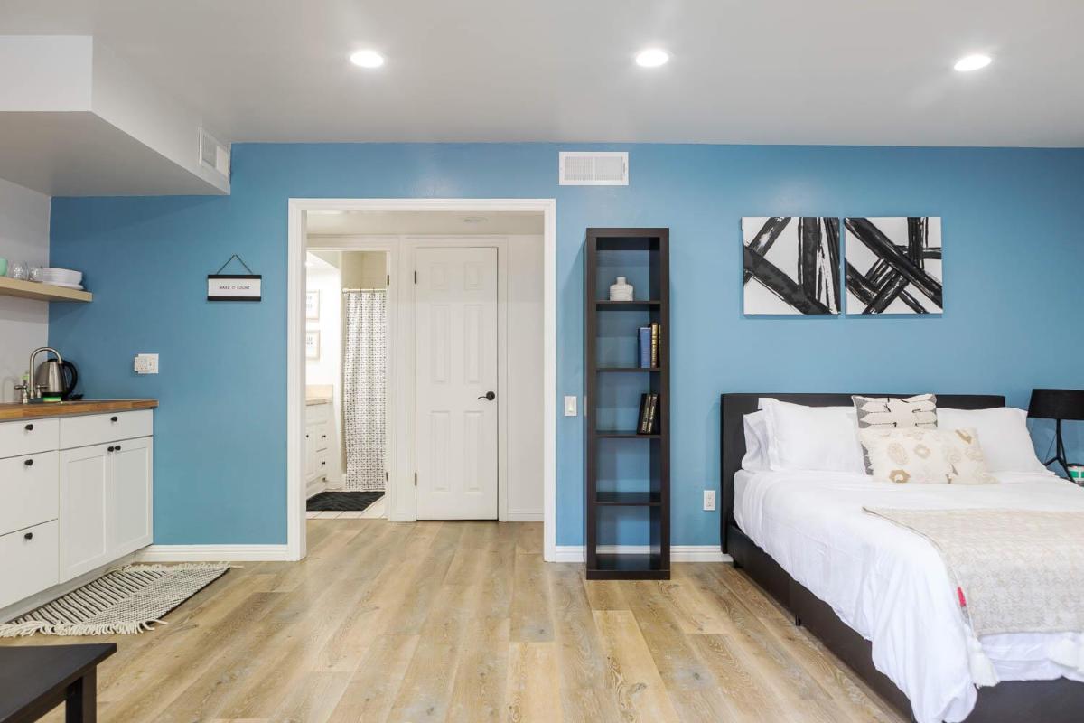 Spacious Guest Studio with Private Entry - Housity