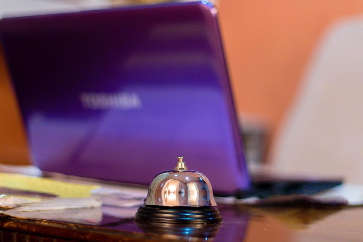 V Park Hotel - Housity