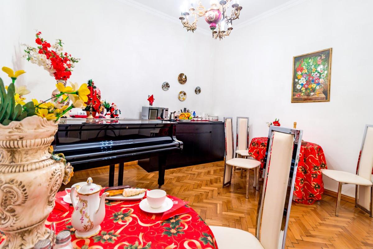 V Park Hotel - Housity