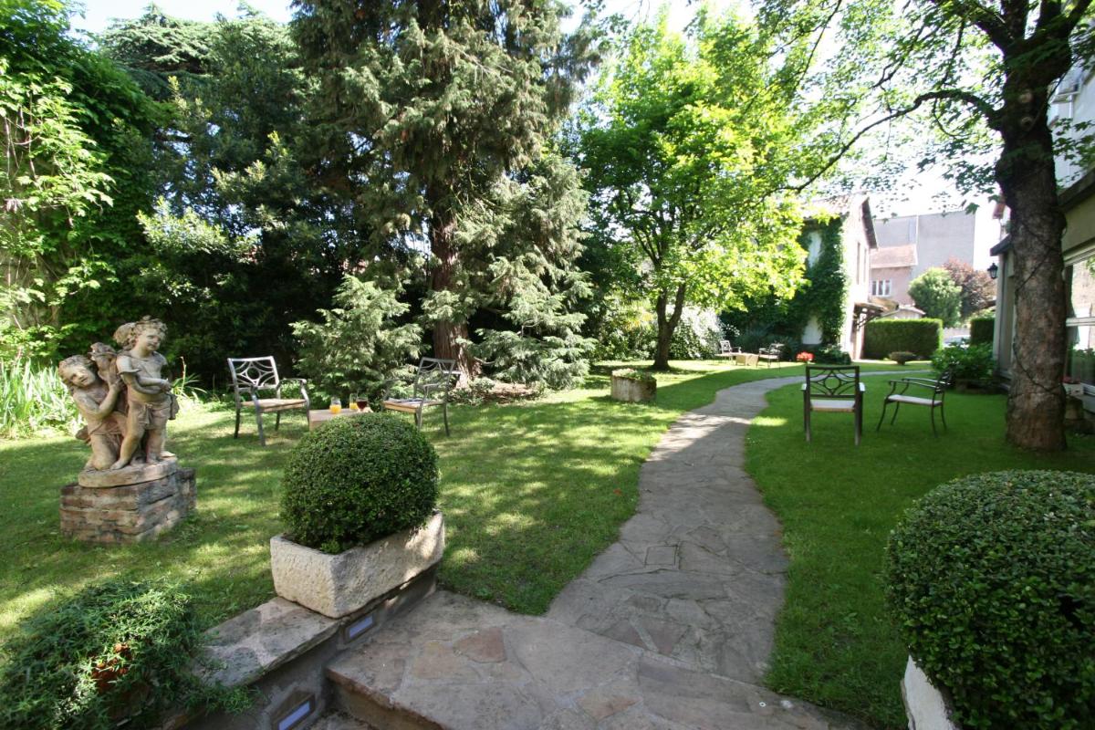 Hostellerie Du Grand Saint Antoine - Housity
