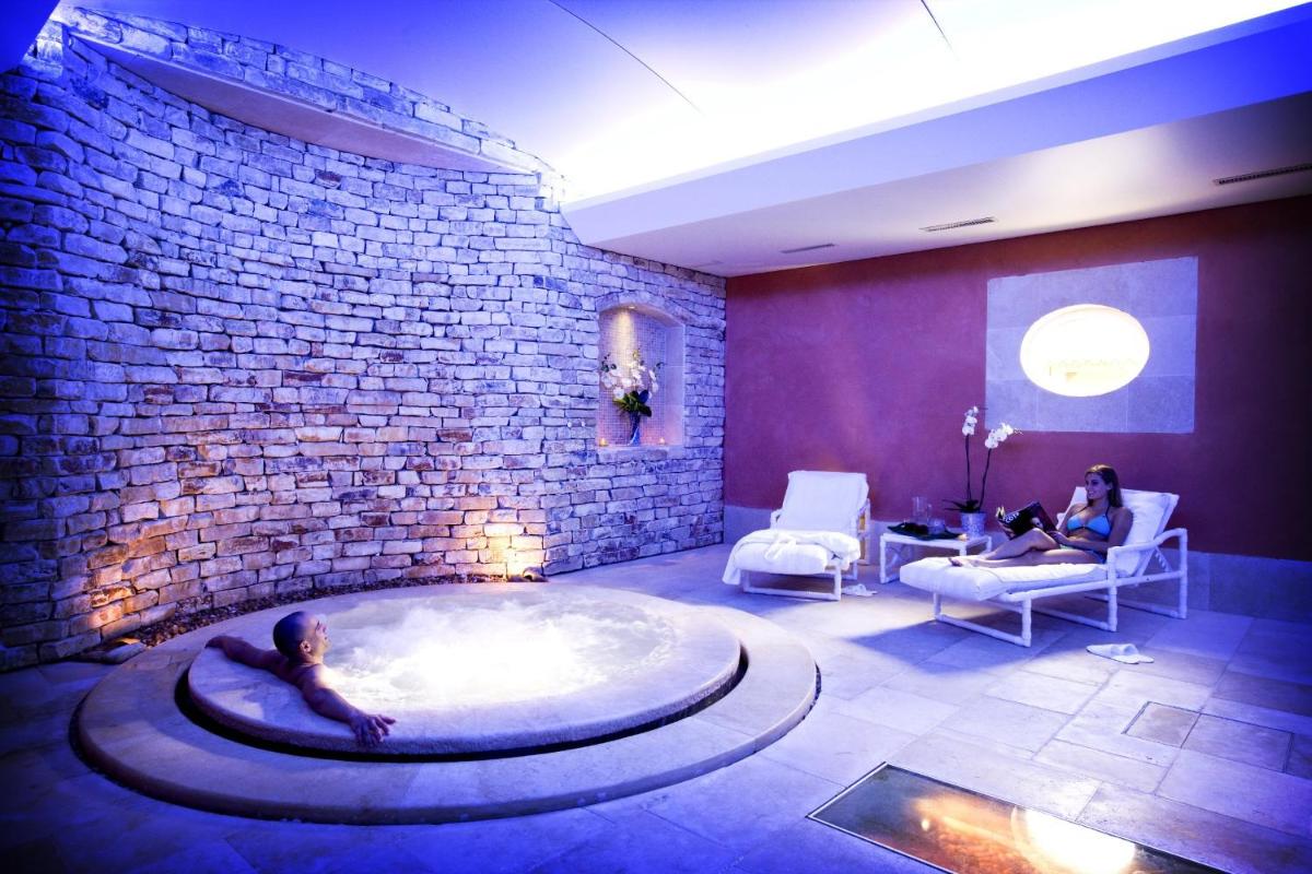 Coin salon dans l'établissement Auberge de Cassagne & Spa
