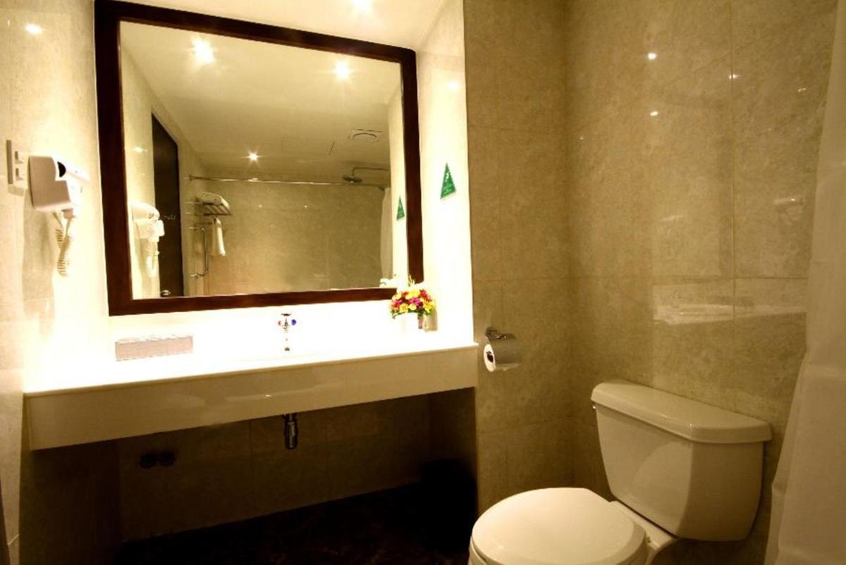 Mandarin Plaza Hotel - Housity