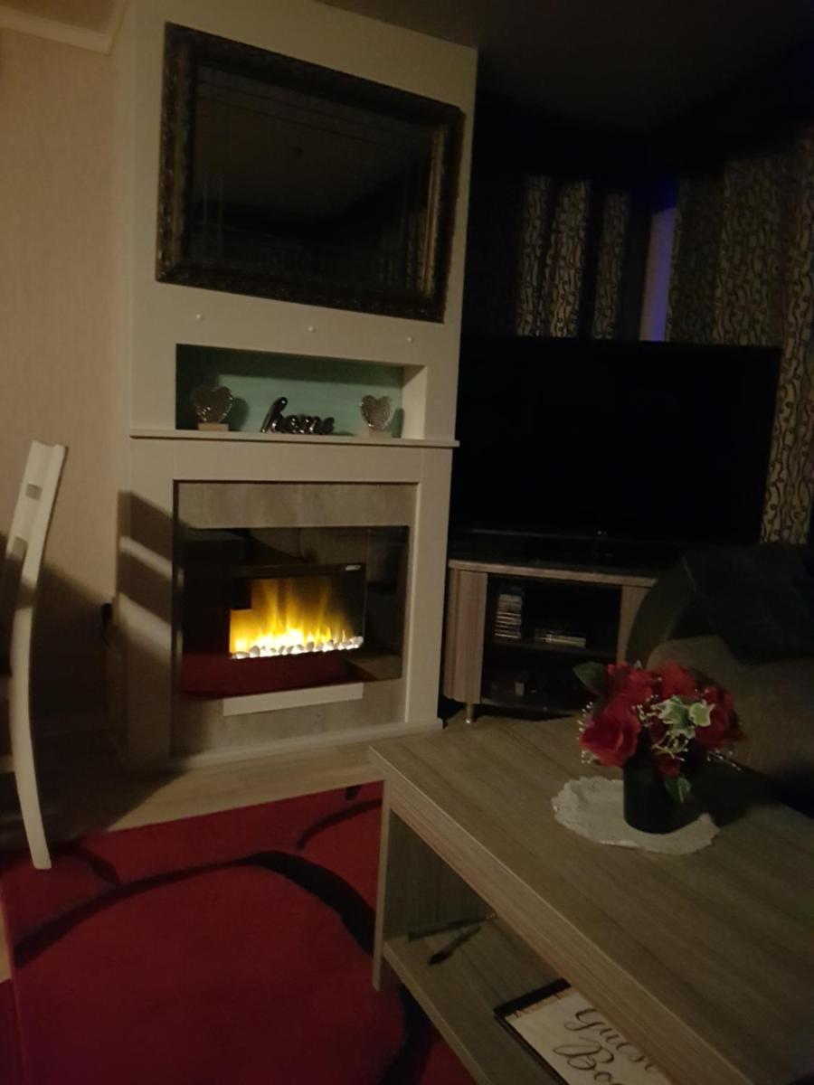 3 bedroom caravan with hot tub Tattershall lakes - Housity