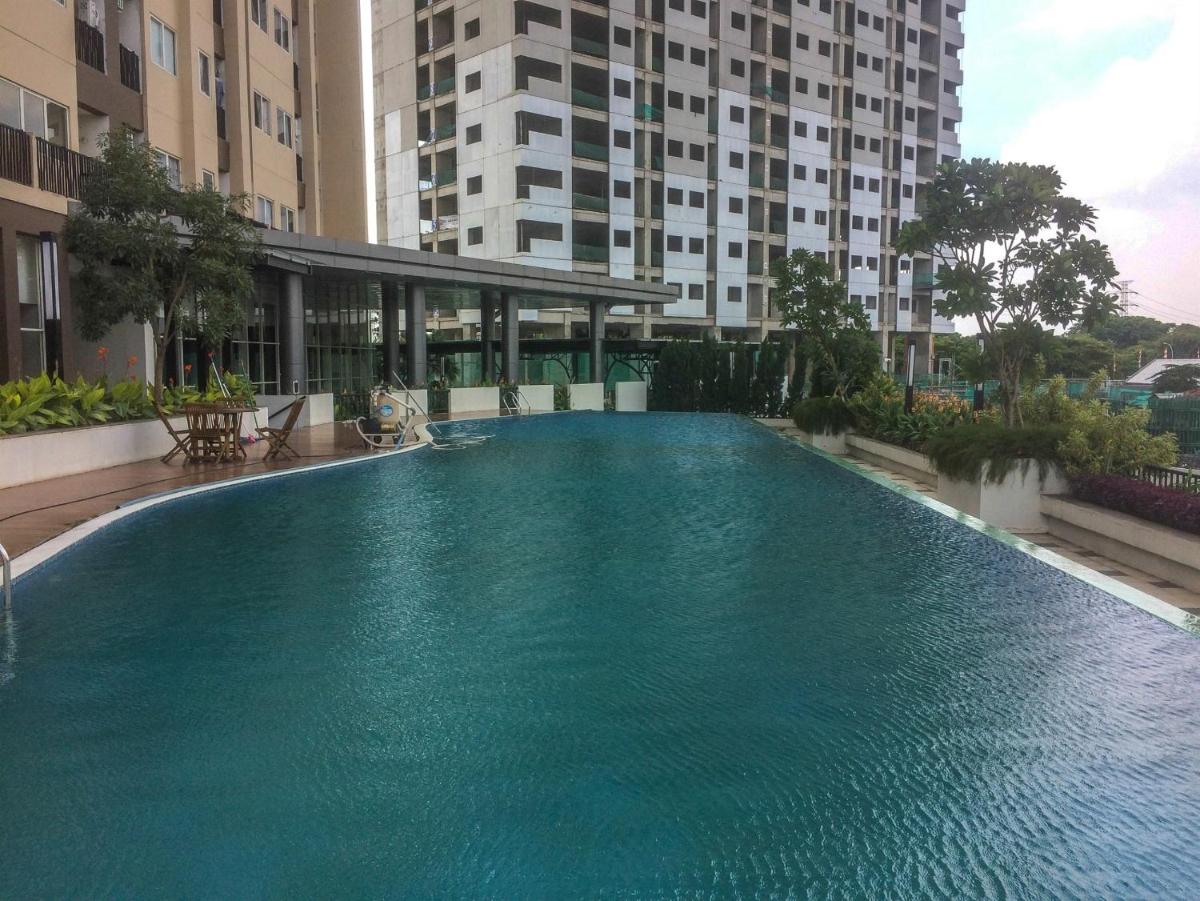 Minimalist Studio The Oasis Apartment near Omni Hospital Cikarang By Travelio - Housity