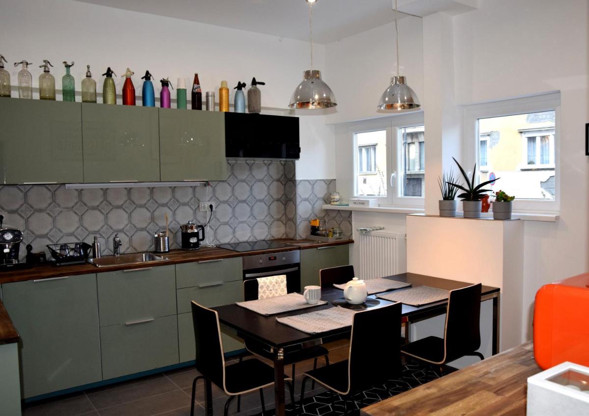 Bleak House - Bauhaus home in greener Budapest - Housity