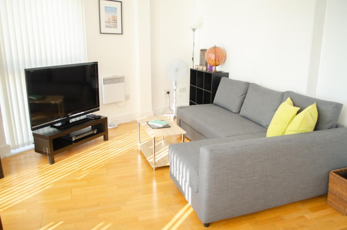 Serviced Apartment In Liverpool City Centre - Free Parking - Balcony - by Happy Days - Housity