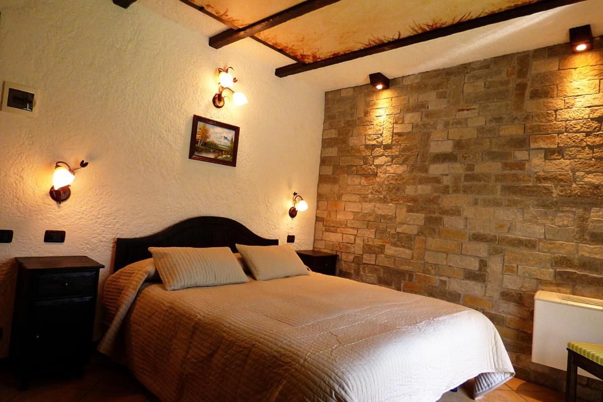 Chalet Sul Lago Hotel In Montagna - Housity