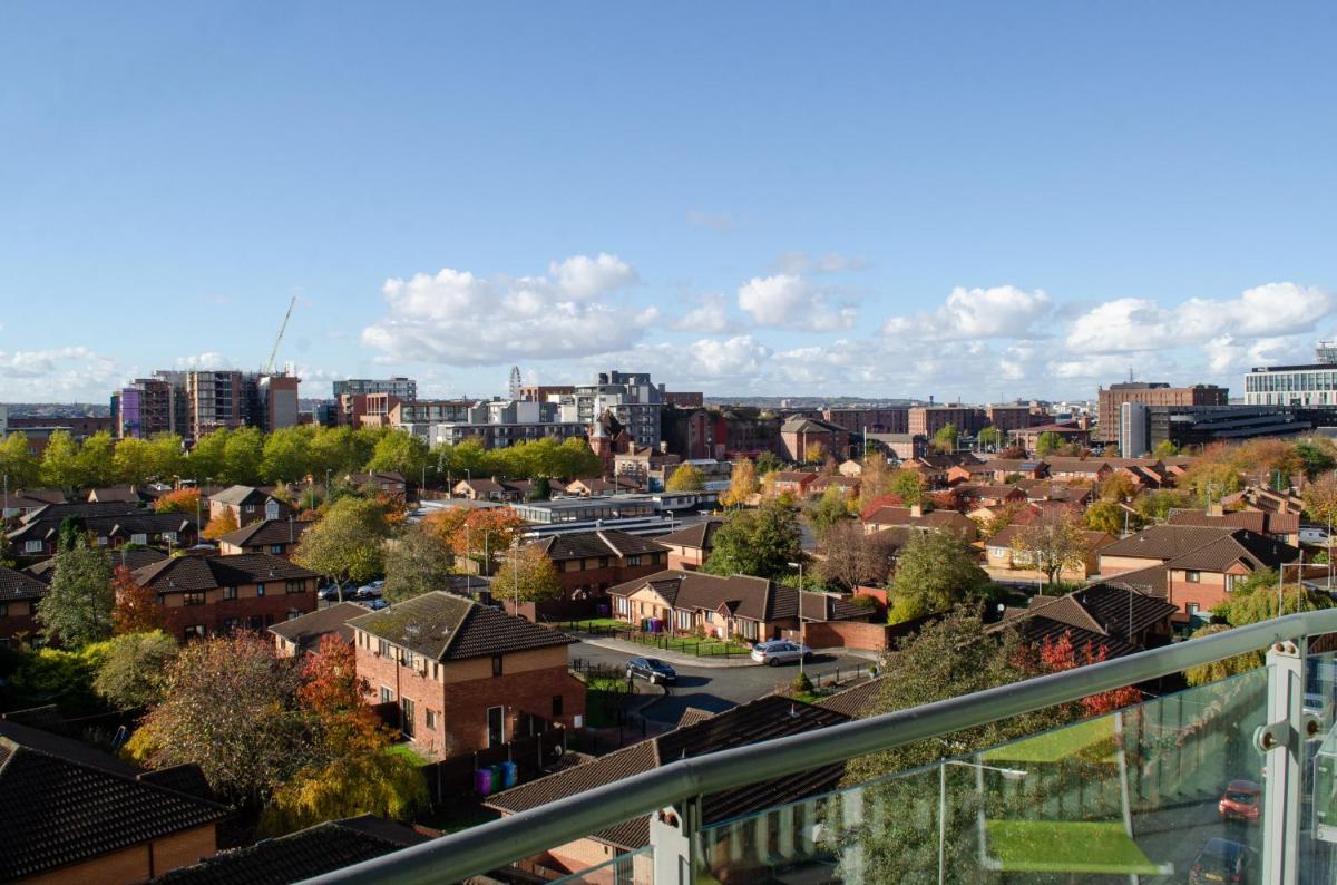 Serviced Apartment In Liverpool City Centre - Free Parking - Balcony - by Happy Days - Housity