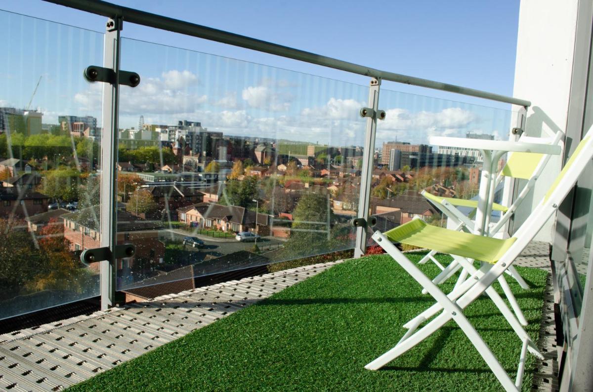 Serviced Apartment In Liverpool City Centre - Free Parking - Balcony - by Happy Days - Housity