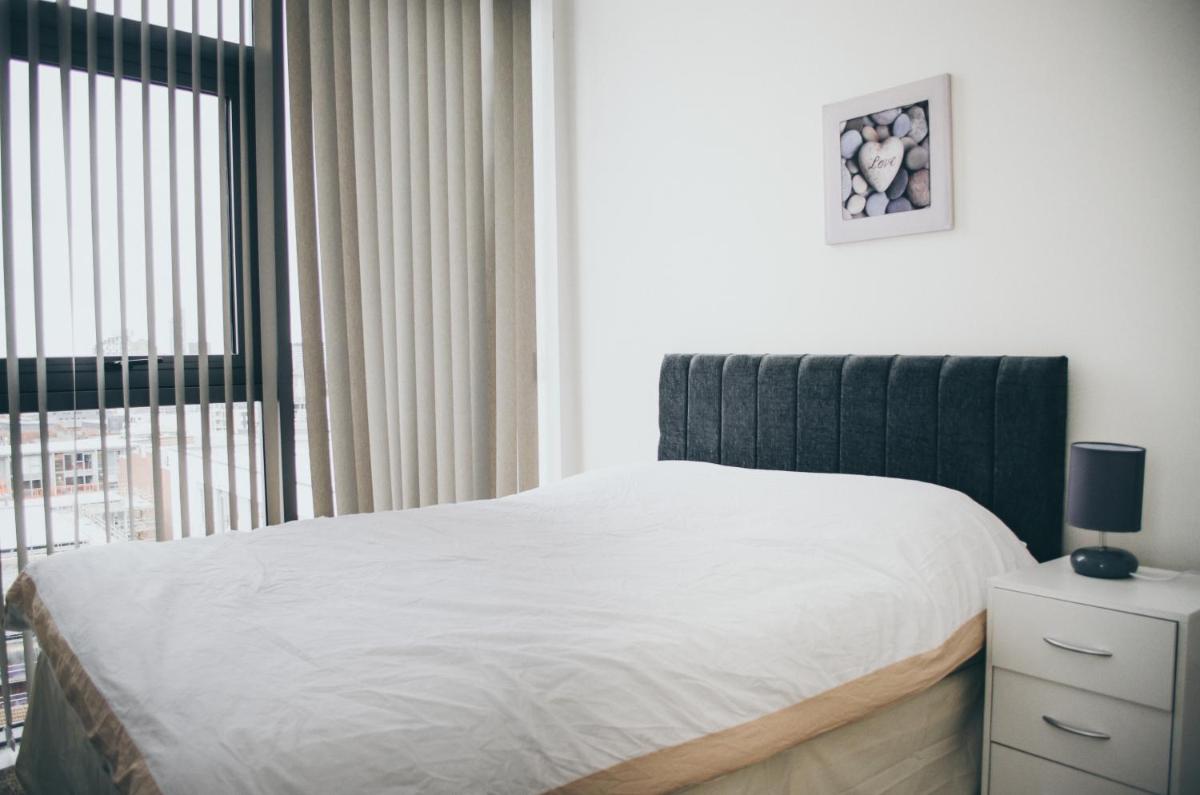 Penthouse In Liverpool City Centre - Free Parking - Balcony - by Happy Days - Housity