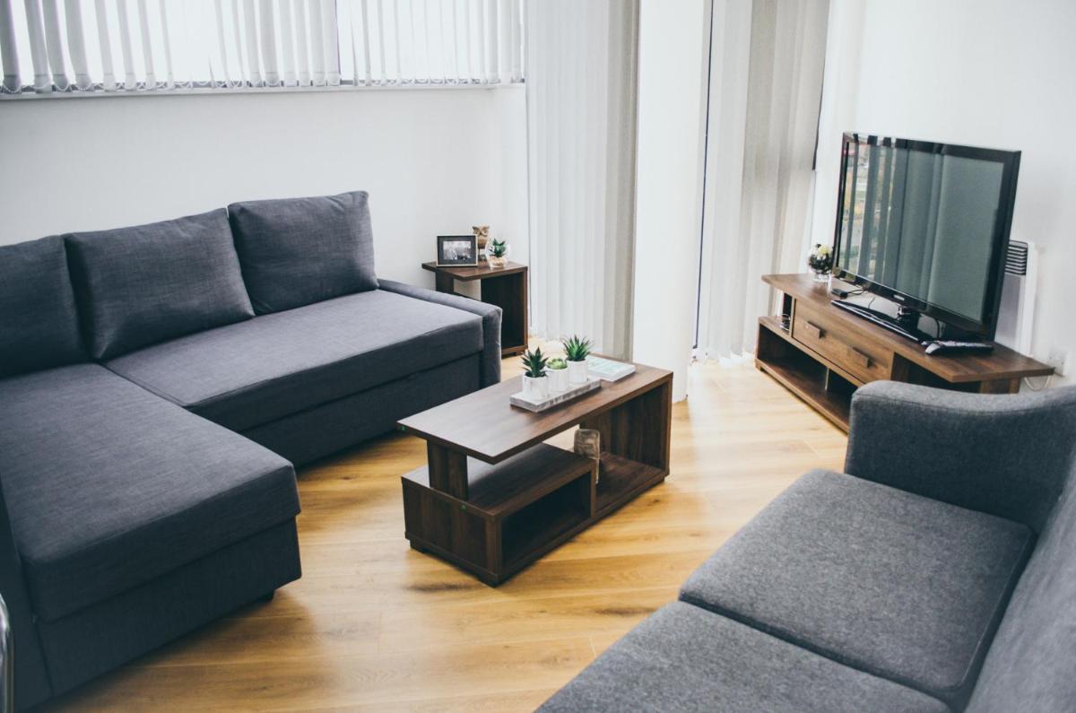 Penthouse In Liverpool City Centre - Free Parking - Balcony - by Happy Days - Housity