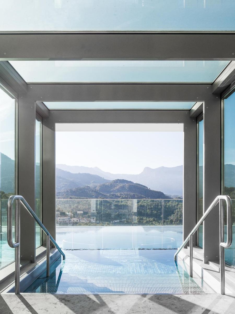 - Vistas a la piscina de un edificio con ventanas de cristal en Jumeirah Mallorca, en Puerto de Sóller