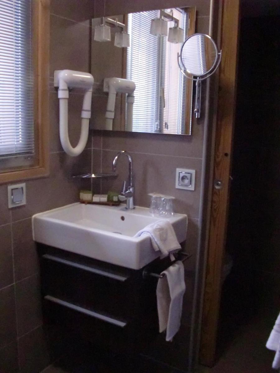 Salle de bains dans l'établissement Aiguille du Midi - Hôtel & Restaurant