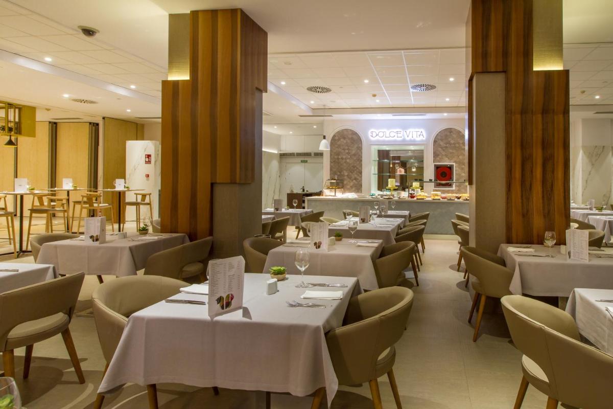 Un restaurante o sitio para comer en SOLYMAR Gran Hotel
