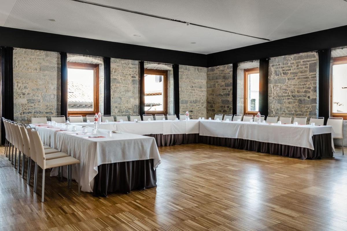 Una gran sala con mesas y sillas. en Hotel Balneario Orduña Plaza, en Orduña 31 fotos más