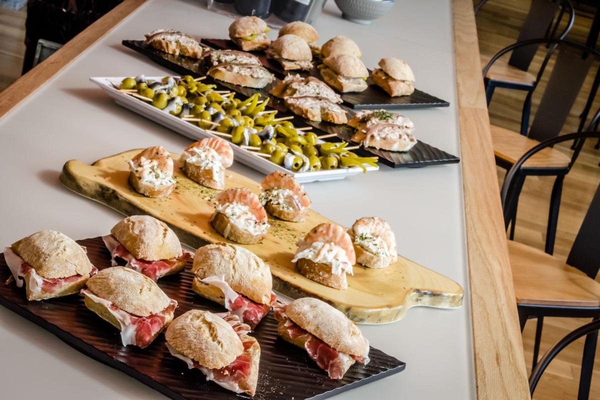 Comida en o cerca de este hotel