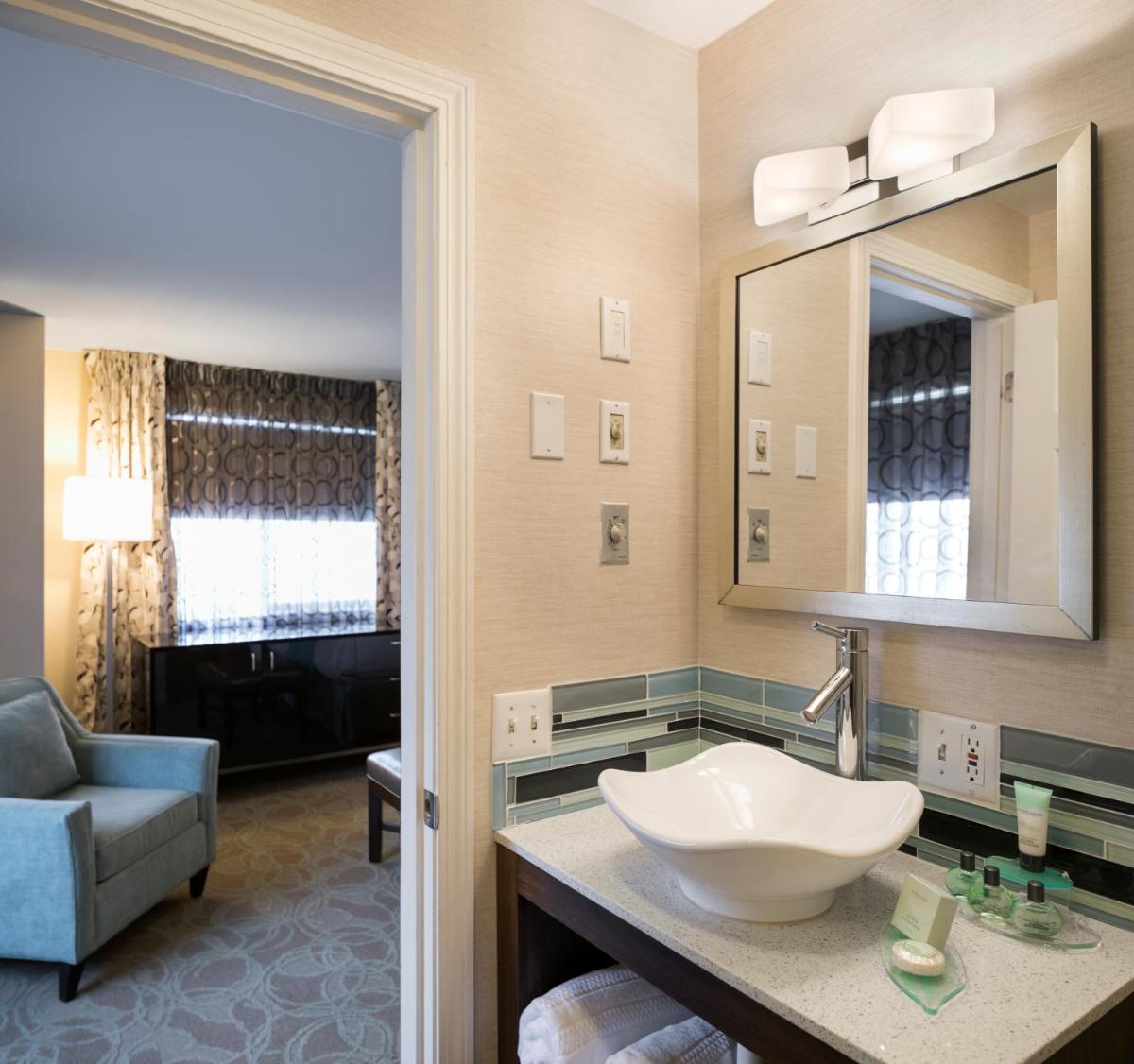 Aqua Blue Hotel - Housity