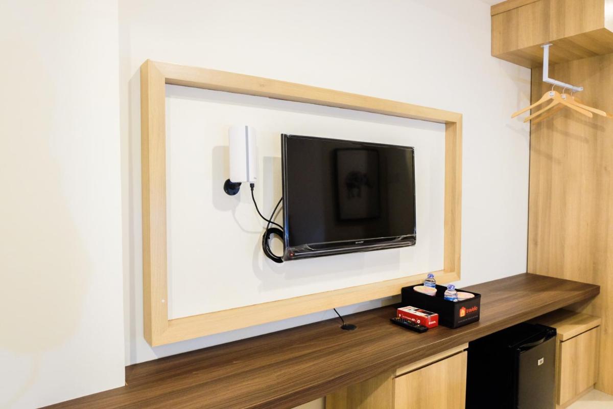 Modern Elegant Studio Grand Kamala Lagoon Apartment By Travelio - Housity