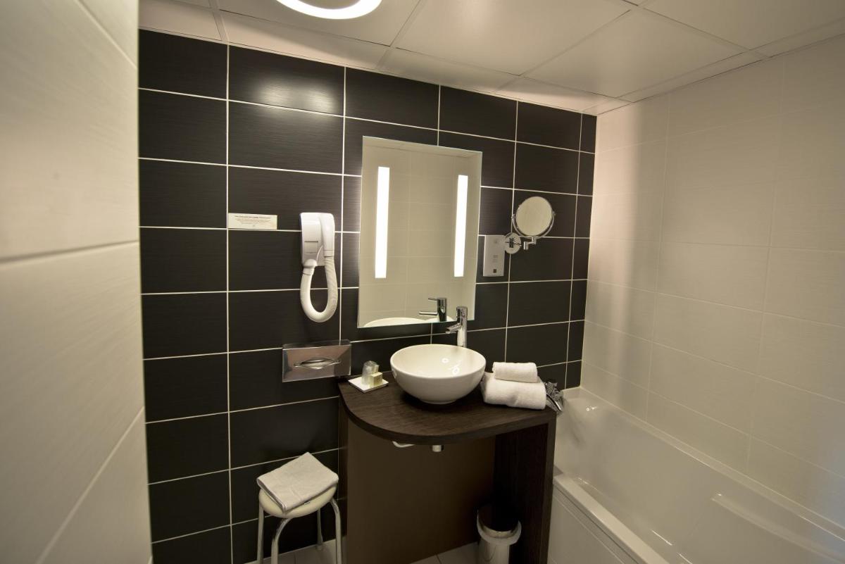 Salle de bains dans l'établissement Logis Hôtel Victor Hugo & Spa