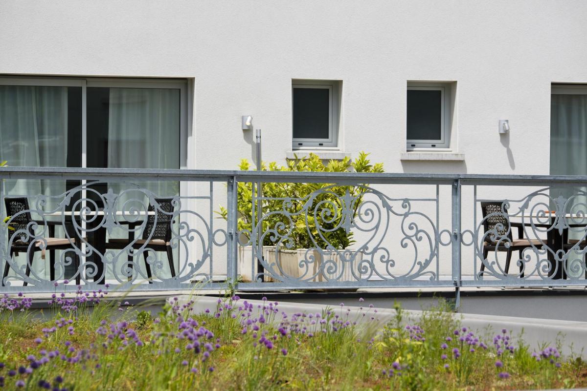 Balcon ou terrasse dans l'établissement Logis Hôtel Victor Hugo & Spa