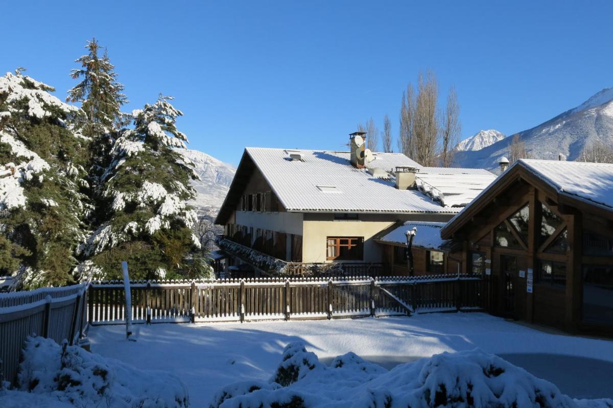 L'établissement Logis Hôtel Les Peupliers en hiver