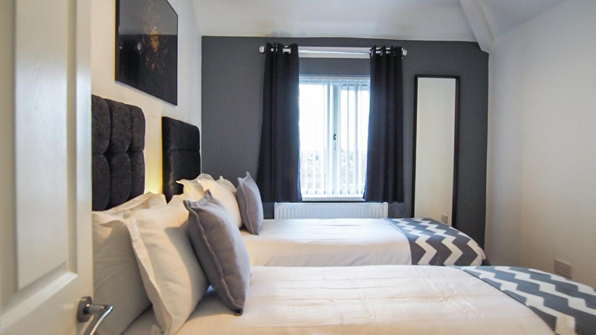 Ur City Pad - The Four Oaks House - 3 Bedrooms - 2 Bathrooms - Housity