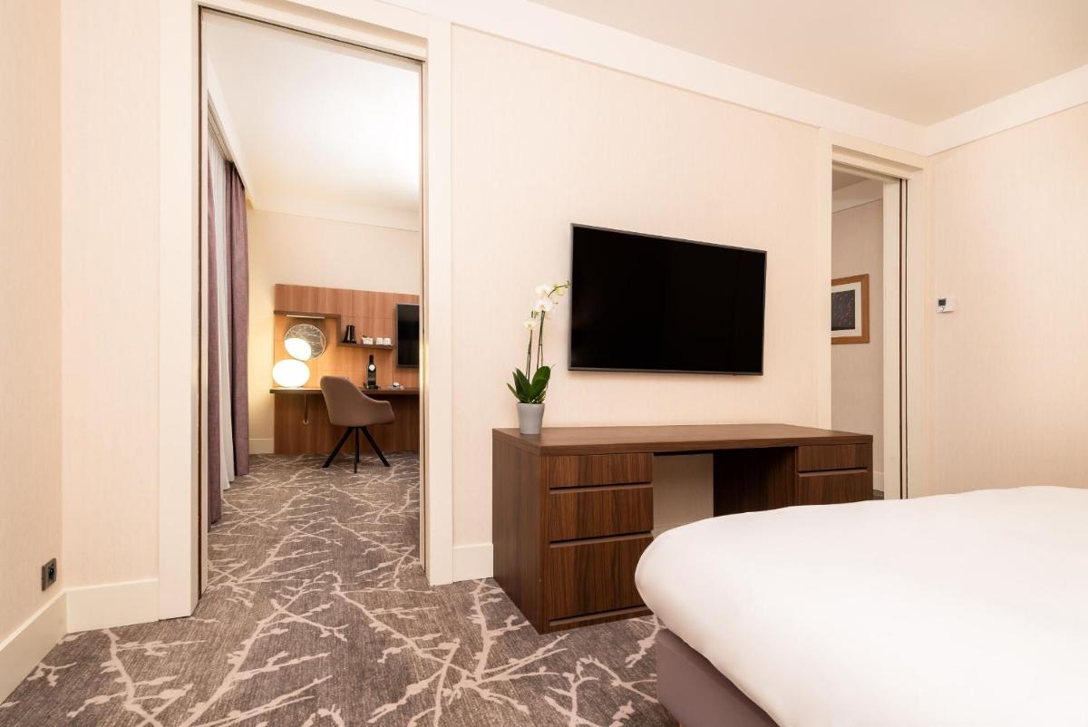 Télévision ou salle de divertissement dans l'établissement Hotel Paris Marne-la-Vallee by IHG