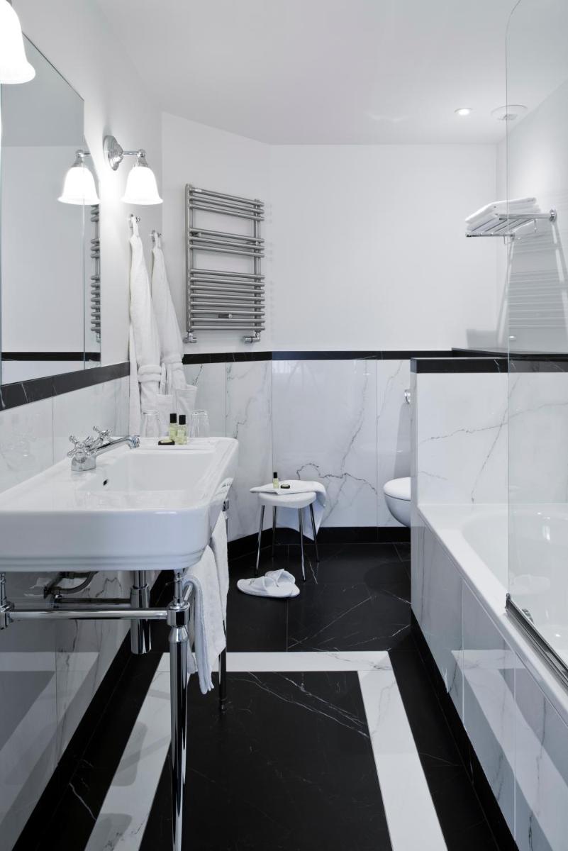 Salle de bains dans l'établissement Hôtel Saint-Pétersbourg Opéra & Spa