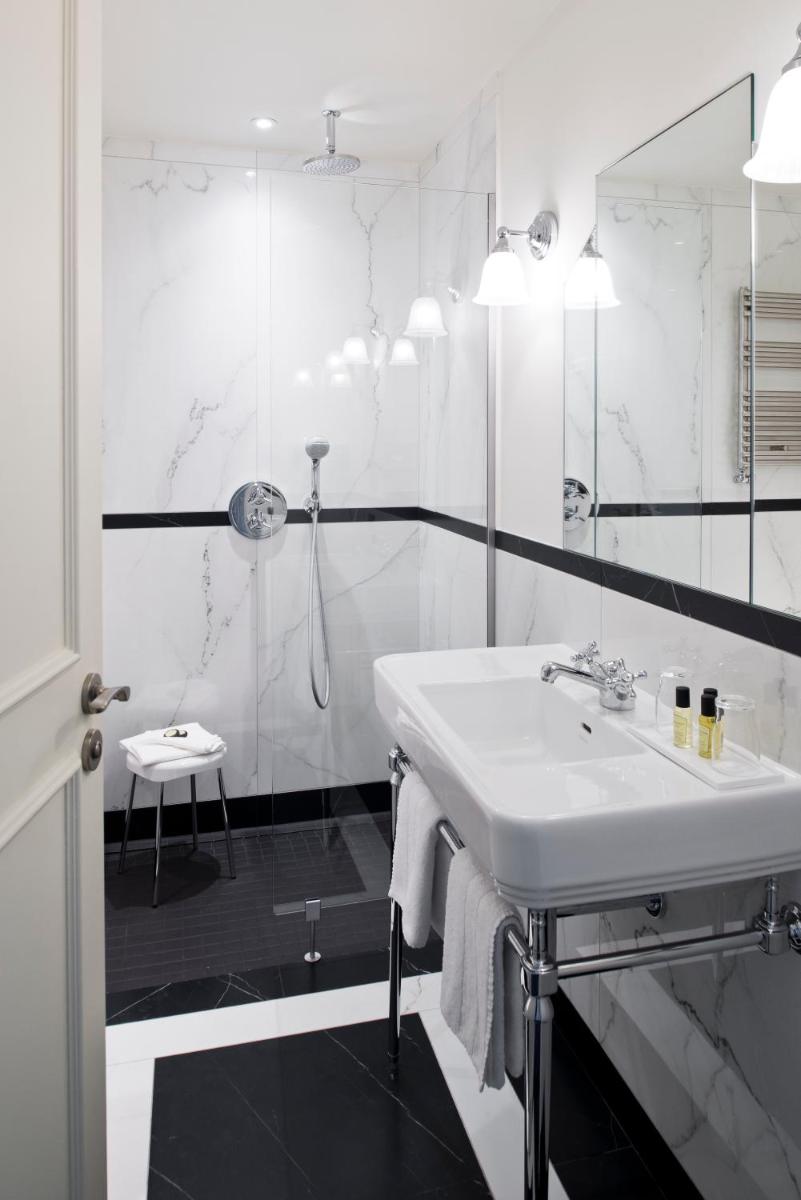 Salle de bains dans l'établissement Hôtel Saint-Pétersbourg Opéra & Spa