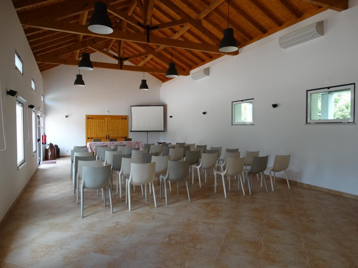 uma sala de conferências com cadeiras e um ecrã de projecção em Aires da Serra Hotel em Torres Novas mais 120 fotografias