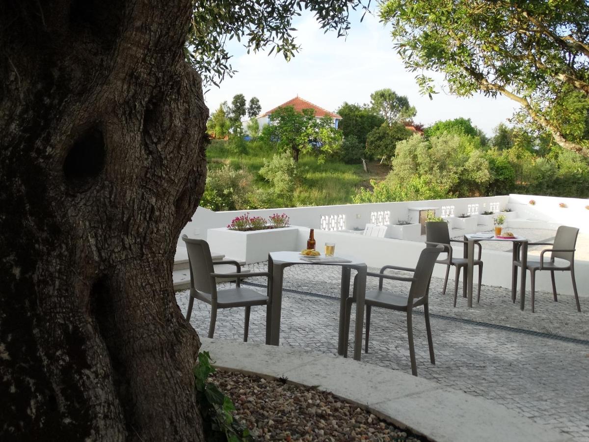Um jardim no exterior de Aires da Serra Hotel
