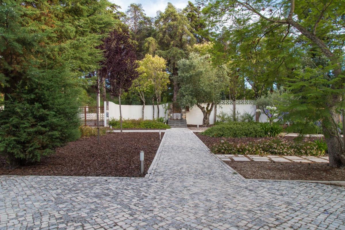 Um jardim no exterior de Aires da Serra Hotel