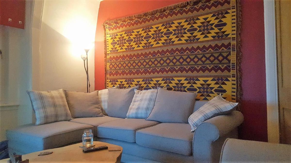 Snug - Krayr Apartment - Housity