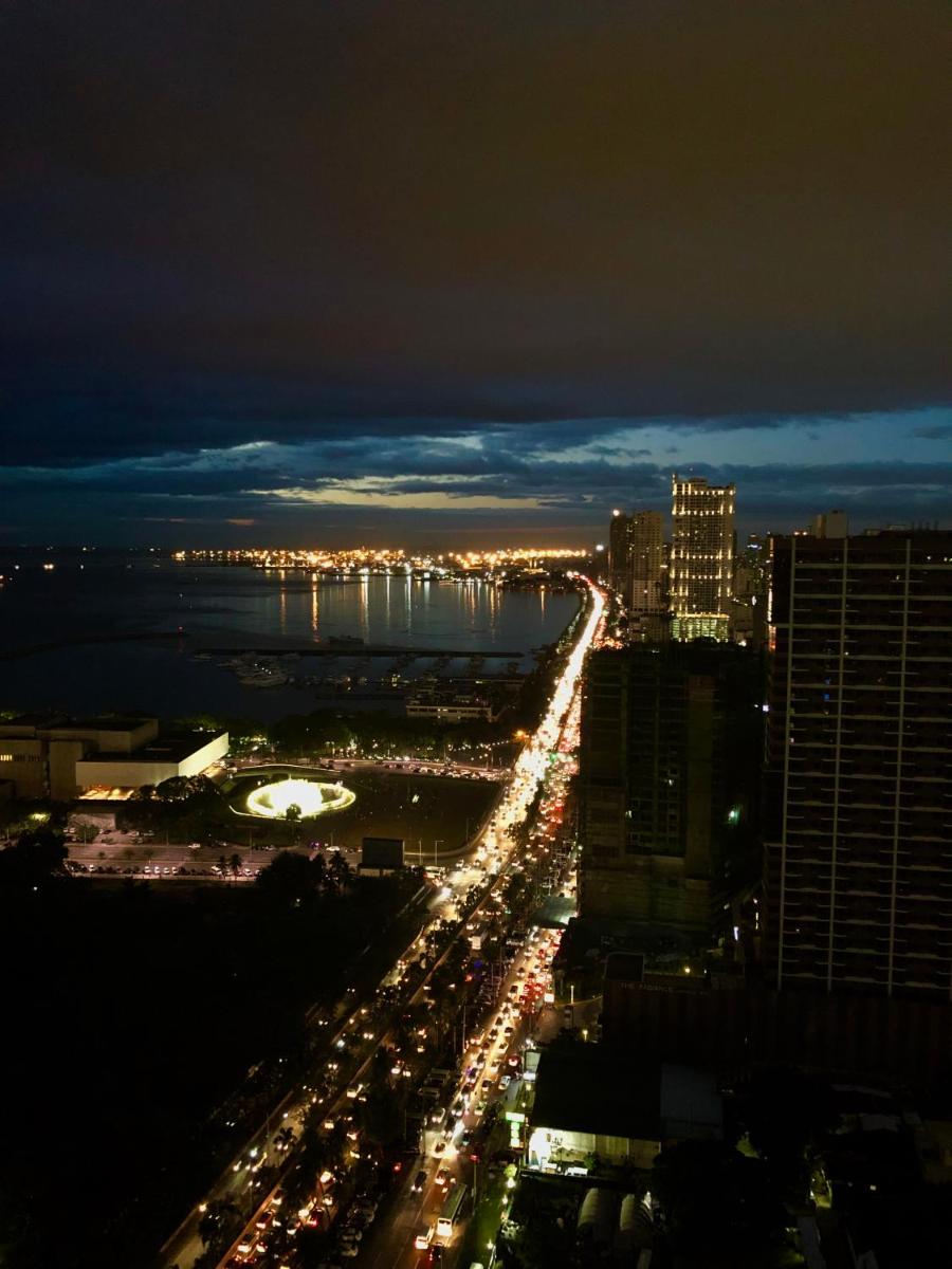 Penthouse Floor Overlooking Manila Bay - Housity