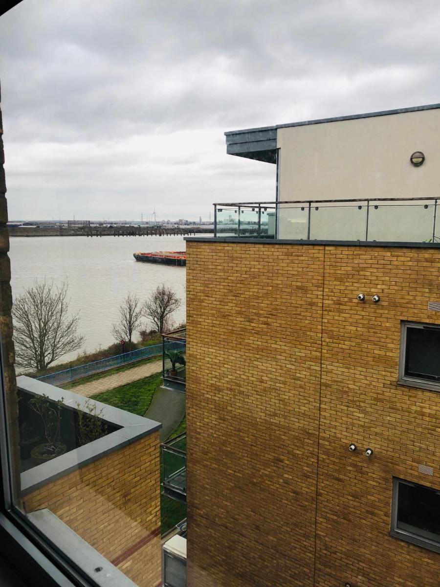 Modern Apartment By River Thames - Housity