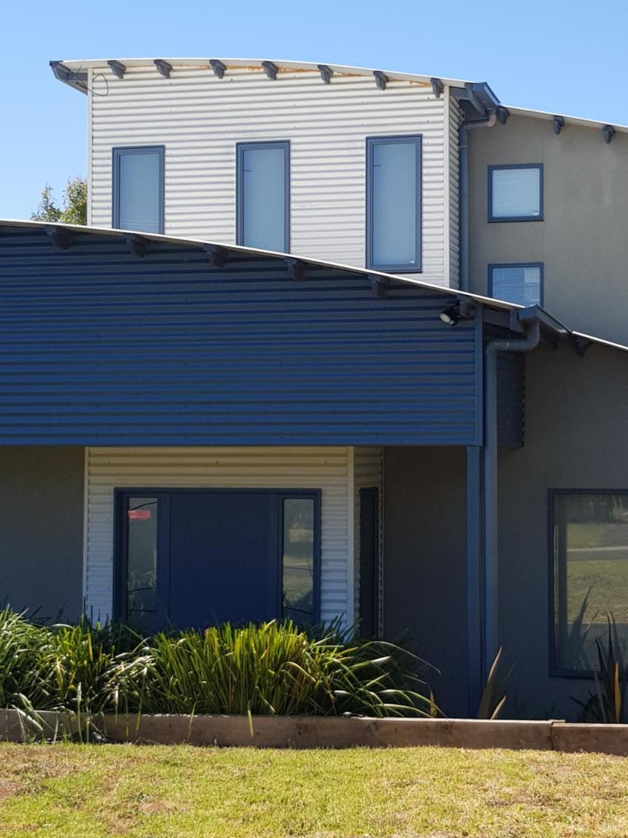 Bay Breeze Beach Holiday Home - Housity