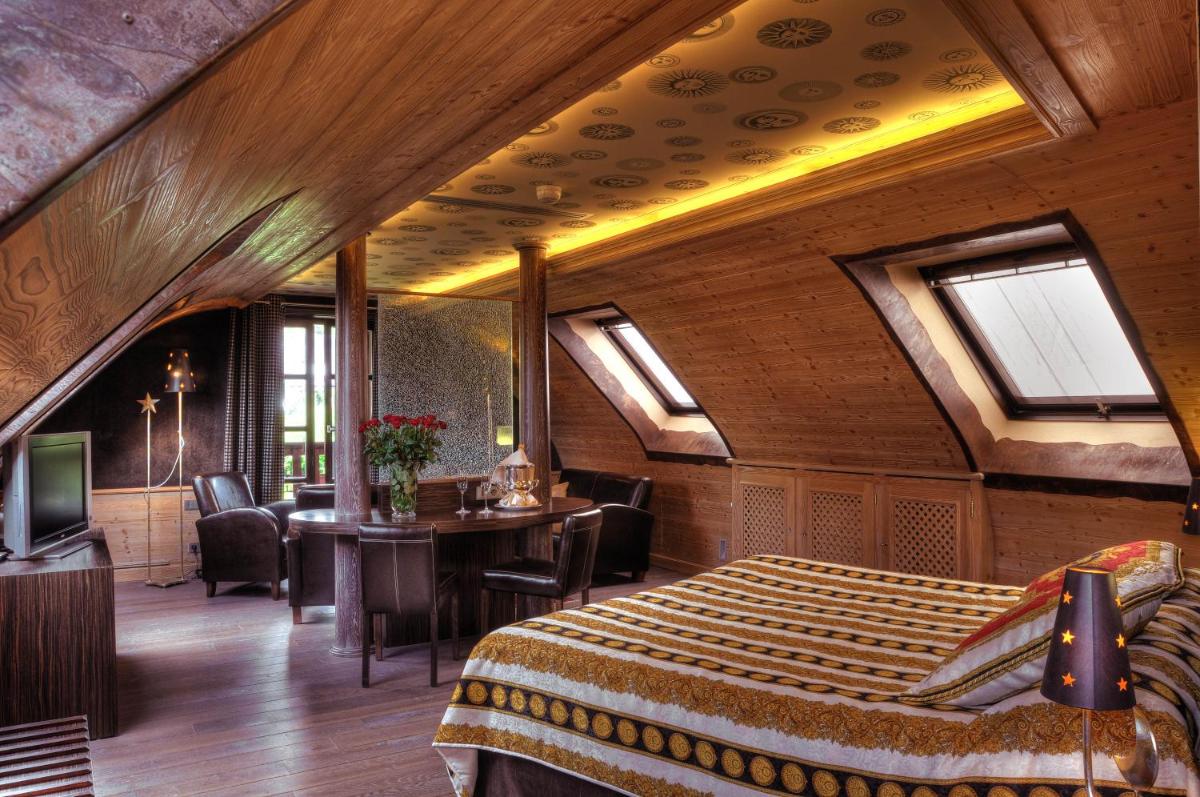 Coin salon dans l'établissement Hostellerie Des Châteaux & Spa