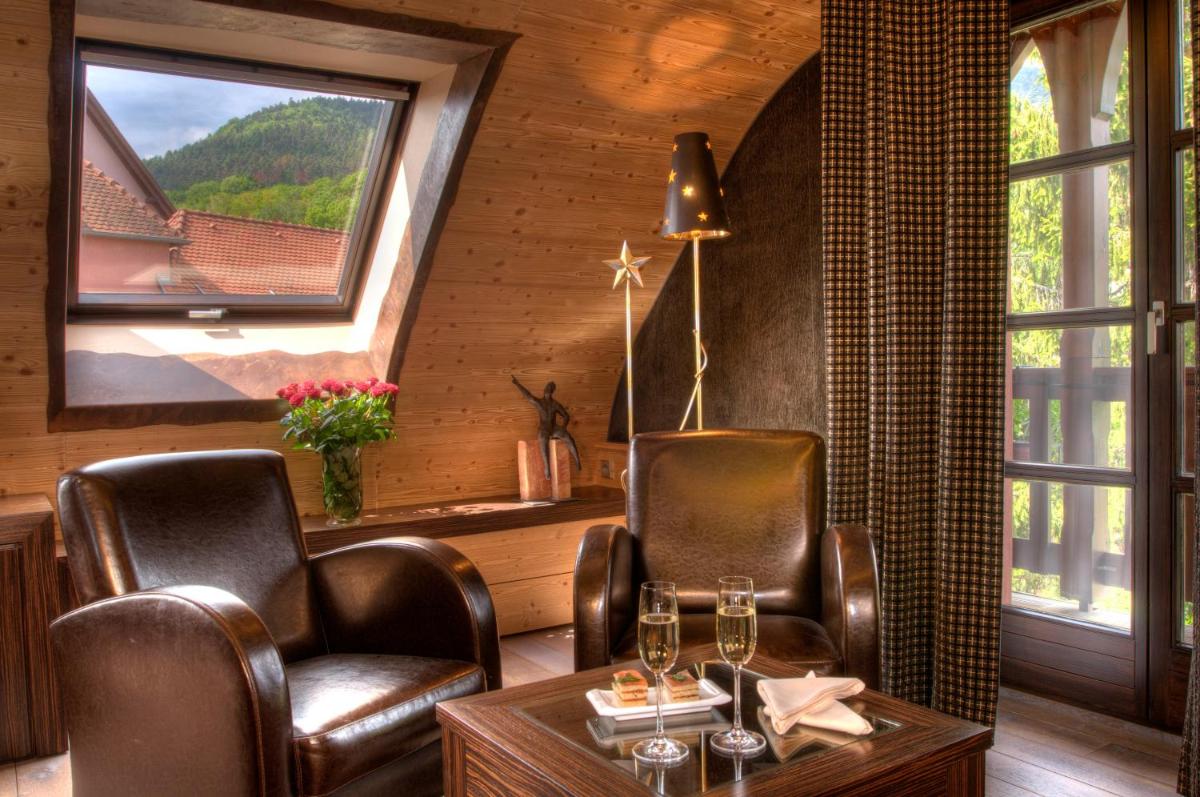 Coin salon dans l'établissement Hostellerie Des Châteaux & Spa