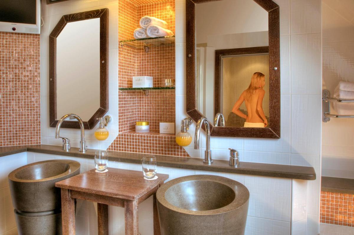 Salle de bains dans l'établissement Hostellerie Des Châteaux & Spa