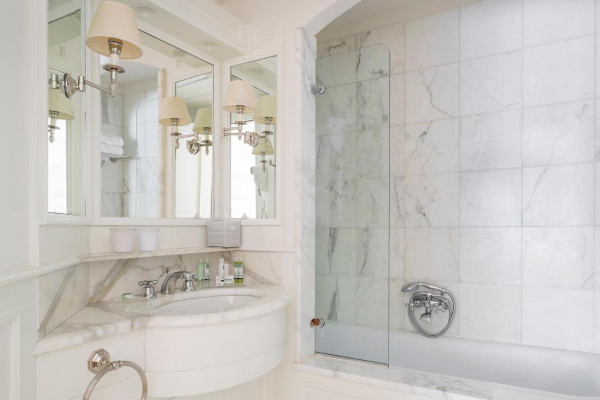 Salle de bains dans l'établissement Grand Hôtel des Alpes