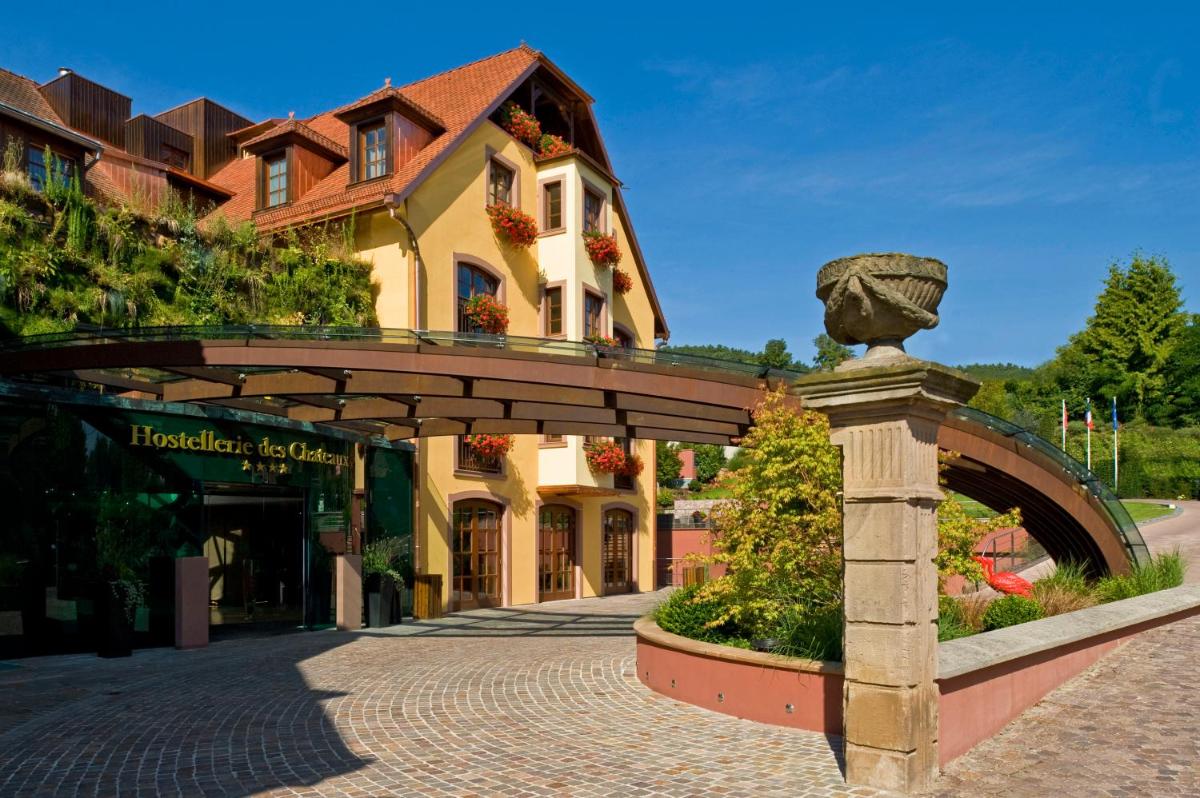 un bâtiment avec une statue au milieu d'une rue dans l'établissement Hostellerie Des Châteaux & Spa, à Ottrott