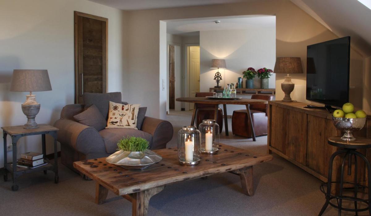 Ein Sitzbereich in der Unterkunft Spa & GolfResort Weimarer Land